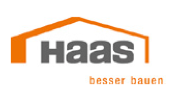 Logo für Haas mit dem Wort „Haas“ in fetten, grauen Buchstaben unter dem Umriss eines orangefarbenen Dachs. Unter dem Namen steht in kleinerer orangefarbener Schrift der Satz „besser bauen“, was auf Deutsch „besser bauen“ bedeutet. Der Hintergrund ist weiß.