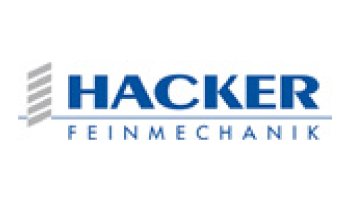 Logo von Hacker Feinmechanik mit dem Text „HACKER“ in fetten blauen Buchstaben und darunter „FEINMECHANIK“ in kleineren blauen Buchstaben. Links neben dem Text befindet sich eine Grafik aus drei grauen, horizontalen Linien, die ein Verlaufsmuster bilden. Der Hintergrund ist weiß.