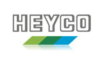 Logo von Heyco. Der Text „HEYCO“ ist in fetten, grauen Großbuchstaben gehalten. Unter dem Text befinden sich drei Parallelogramme in Grün, Dunkelgrün und Blau, diagonal von links nach rechts angeordnet. Der Hintergrund ist weiß.