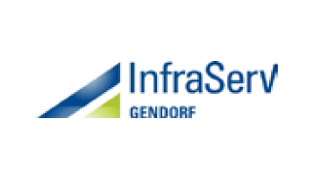Logo von InfraServ Gendorf mit einem stilisierten Design mit zwei diagonalen Linien, einer blauen und einer grünen, die sich in einem Punkt schneiden. Der Firmenname „InfraServ“ steht in blauer Schrift neben dem Design, darunter in kleinerer grüner Schrift „GENDORF“.