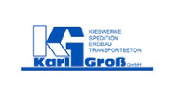 Das Logo besteht aus blauem Text und Symbolen, die „Karl Groß GmbH“ mit stilisierten Initialen „KG“ darstellen. Der dazugehörige Text lautet „Kieswerke, Spedition, Erdbau, Transportbeton“ und weist auf die Dienstleistungen des Unternehmens hin: Kieswerke, Schifffahrt, Erdarbeiten und Transportbeton.