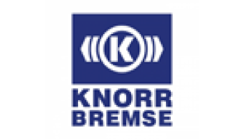 Das Bild zeigt das Logo des Unternehmens Knorr-Bremse. Das Logo besteht aus einem dunkelblauen Quadrat mit einem stilisierten „K“ in einem Kreis, flankiert von zwei geschwungenen Linien auf jeder Seite. Unter dem Quadrat sind die Worte „KNORR BREMSE“ in fetten, dunkelblauen Großbuchstaben geschrieben.