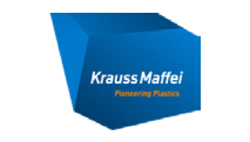 Blaue, dreidimensionale Trapezform mit der Aufschrift „Krauss Maffei“ in weißer Schrift und darunter „Pioneering Plastics“ in orangefarbener Schrift.