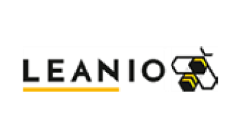 Logo von Leanio mit dem Text „LEANIO“ in fetten, schwarzen Großbuchstaben. Das „O“ ist als zwei überlappende Sechsecke stilisiert, die zwei kleine Sechsecke mit gelber und schwarzer Färbung enthalten, die mit einem größeren Sechseck verbunden sind und das Aussehen eines Bienenstocks hervorrufen. Unter dem „L“ befindet sich eine gelbe Linie.