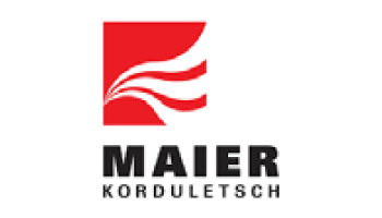 Logo mit einem roten Quadrat mit drei weißen, gewellten Linien auf der linken Seite. Unter dem Quadrat steht „MAIER“ in fetten schwarzen Großbuchstaben, darunter „KORDULETSCH“ in kleineren schwarzen Großbuchstaben. Der Hintergrund ist weiß.