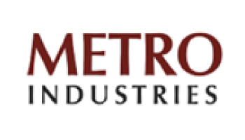 Das Bild zeigt das Logo von „Metro Industries“. Das Wort „Metro“ ist in großen, fetten, kastanienbraunen Buchstaben geschrieben, während „Industries“ in kleineren, schwarzen Buchstaben darunter steht. Der Hintergrund ist weiß.