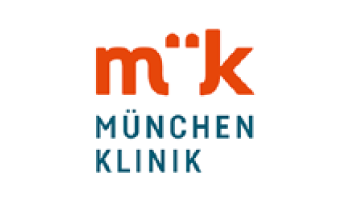 Logo der München Klinik, bestehend aus den Buchstaben „mk“ in Kleinbuchstaben, in fetter, orangefarbener Schrift, mit zwei Punkten über dem „u“ in „mk“. Darunter steht „MÜNCHEN KLINIK“ in blaugrünen Großbuchstaben. Der Hintergrund ist weiß.