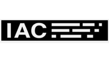 Schwarz-weißes Logo mit dem Text „IAC“ in fetter, weißer Schrift auf der linken Seite. Rechts vom Text sind abstrakte horizontale weiße Linien und Punkte in einem stilisierten Muster angeordnet. Das gesamte Logo ist in einen rechteckigen schwarzen Hintergrund eingebettet.