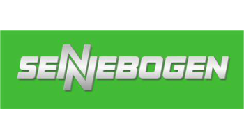 Das Bild zeigt das Logo von Sennebogen, einen Firmennamen in fetten, metallischen Lettern auf grünem Hintergrund. Auffällig ist das große, stilisierte „N“ in der Mitte des Wortes, das leicht nach oben versetzt ist.