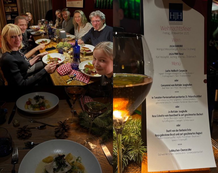 Eine Gruppe von Personen an einer festlichen Tafel, eine Nahaufnahme von Gourmetgerichten, ein Glas Weißwein und eine gedruckte Speisekarte für eine Weihnachtsfeier mit mehreren eleganten Gängen.