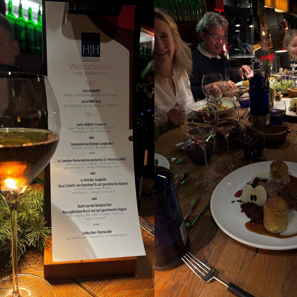 Ein geteiltes Bild: Die linke Seite zeigt ein Weinglas und eine festliche Speisekarte in deutscher Sprache; die rechte Seite zeigt Menschen, die an einem Holztisch mit Weingläsern, Tellern mit Gourmetgerichten und Festtagsdekoration speisen.